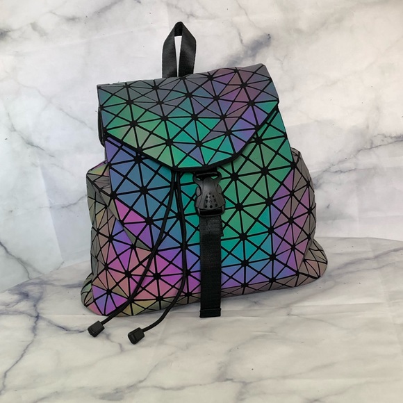 🔥 1 LEFT Light Reflective Backpack 🔥 - Picture 3 of 10